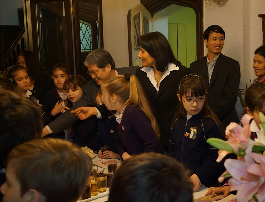 Visita de niños del Inst. Santísimo Sacramento a la Emb. de Vietnam (2013)